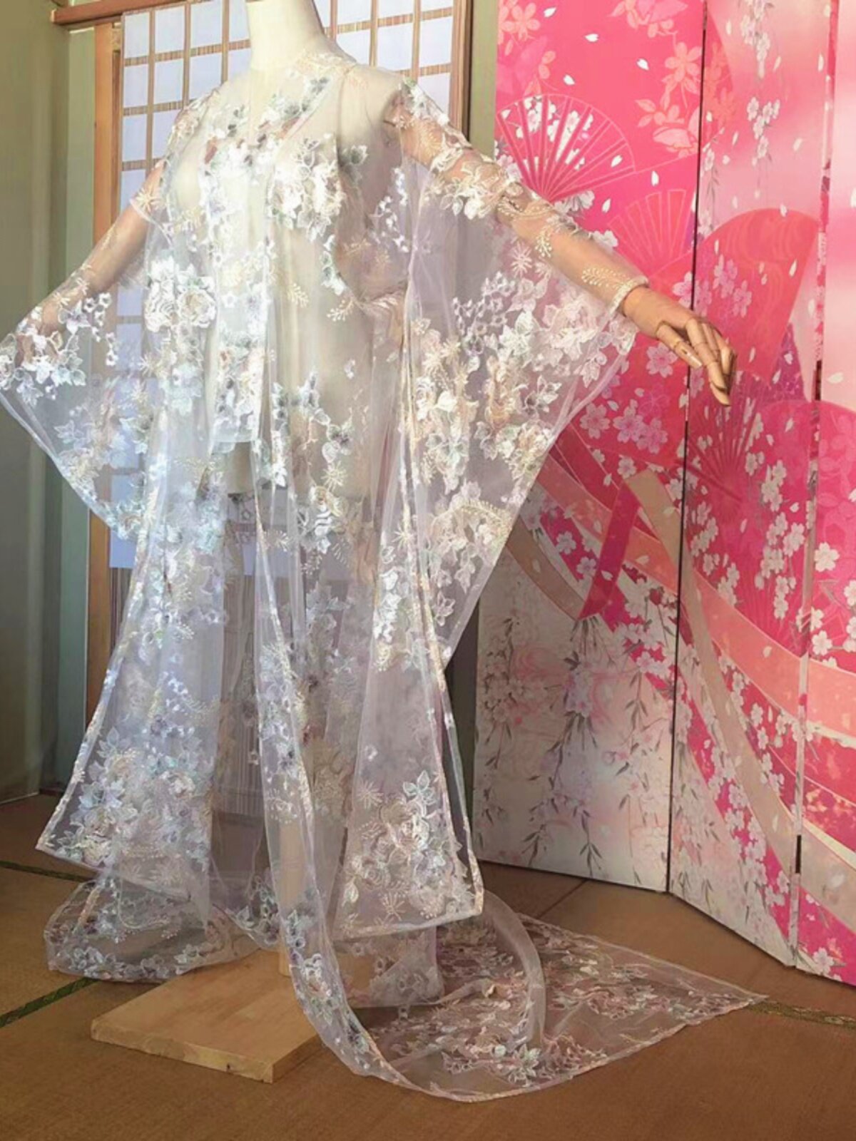 Kimono Sheer Floral - Kimono de estilo japonés con bordados